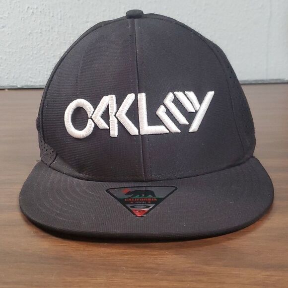 Oakley California‎ High Bear Black White Snap Snapback Hat 911614 - Picture 1 of 12